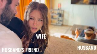 La femme triche son mari avec sa meilleure amie tout en jouant dans un casque vr