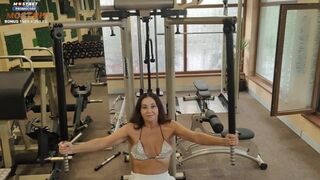 Chaud belle-mère baise le garçon après l'entraînement dans la buanderie