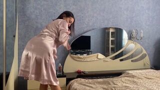 Chaud maman salope belle-mère dans une robe de soie saute sur sa bite et se tire