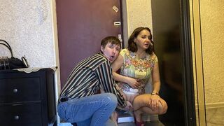 Chaud dame a sucé la bite du livreur