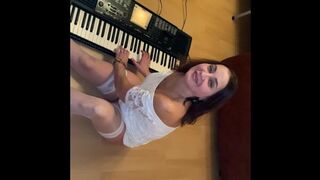 Chaud maman tumanova joue du piano et suce bite sauvagement