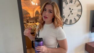 Je suis tombée dans la bouche de la fille de mon amie alors qu'elle était dans l'autre pièce