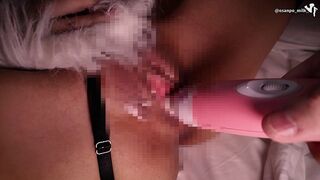 Beauté rasée baise sauvagement dans les chiens, ils entrent et ils obtiennent sa chatte excitée avec un vibromasseur!