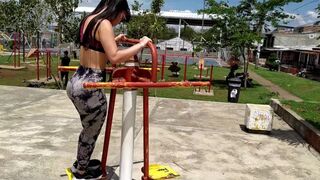 Belle adolescente réalise son fantasme en la baise en public wc