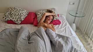 Un mec sexy baise la femme de son pote après son départ et fait une vidéo pour lui