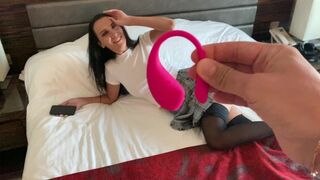 Encore, il contrôle mon pic avec le vibromasseur