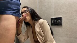 Le patron baise la secrétaire aux toilettes