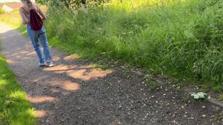Une adolescente sans pitié m'attrape en me frappant la bite, et elle est à la folie