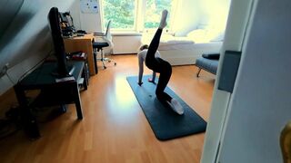 Adolescent fitness fille se doigté et le baisé dur