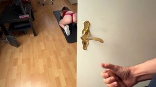 Stuffed dans un appartement étudiant: Une étudiante sexy ne peut pas résister à ma bite dure