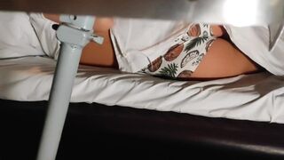 Dans le train, il baise publiquement son partenaire, prétendant être producteur