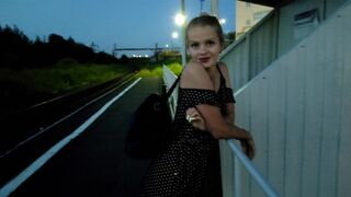 Blonde chaude, attendant le train, obtient une bite géante et tire sa chatte en public
