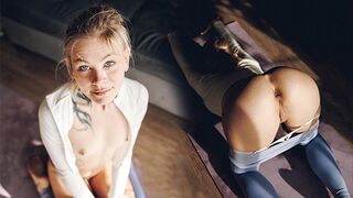 Petite blonde adolescent baise dur dans son pantalon de yoga