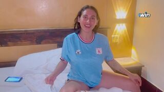 Chaud fille aime le football et la baise dure