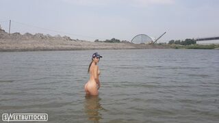 Il se baigne nu dans la rivière et labyrinthes sur la plage