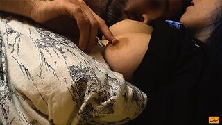 Baisers chauds et lécher le sein pour un adolescent avec mamelons parfaits