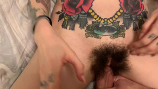 Chatte amatrice poilue et tatouée