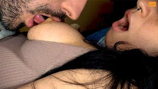 Jeux de mamelons d'orgasme secousse dur