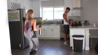 Chaud blonde fille de fitness donne à son petit ami une pipe salope et l'avale
