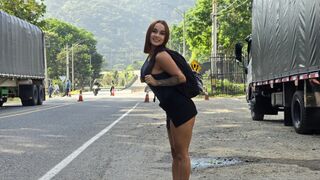 Le modèle TEEN perd ses clés de voiture et paie un STRANGER avec un BJ et un HARD FUCK pour rentrer à la maison-Abella olsen