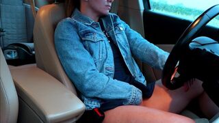 Femme chaude dans la voiture se masturber en se cachant