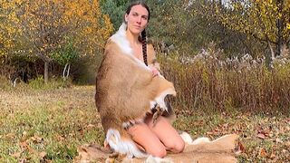 Forêt sauvage nymphe se masturbe nu dans les arbres