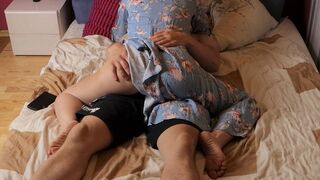 Mosoha maman a attrapé son beau-fils avec du porno et l'a aidé à profiter rapidement