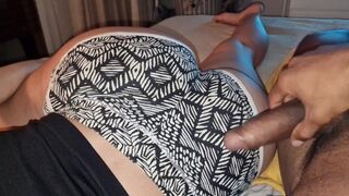 Le fils de Mostoha me bat avec ma culotte et m'asperge au visage