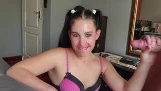 Cette sale cochonne veut juste sucer ma bite, se faire frapper au visage et se faire tirer dessus