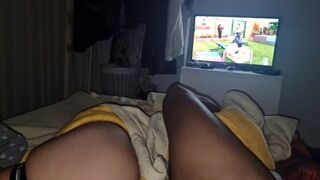 Mon père vient dire bonne nuit à ma chambre et il baise mon cul serré