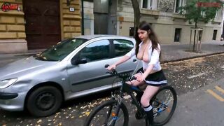 Je clignote ma chatte et les seins tout en chevauchant dans les rues de Budapest - Dollscult