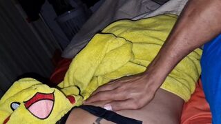 Mon père va venir dans mon lit et tirer sur ma chatte