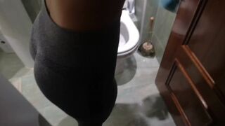 je paierai 40 euros à la jeune femme de ménage pour vous laisser vous caresser pendant que ma femme travaille