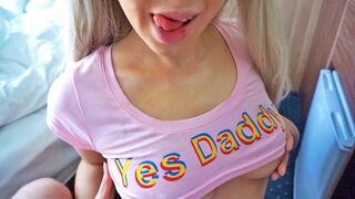Ma douce belle-fille suce ma bite pendant que je travaille - chaud éprit dans sa gorge