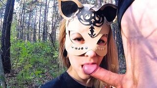 Blonde écolière se masturbe et suce bite dans les bois - public pipe