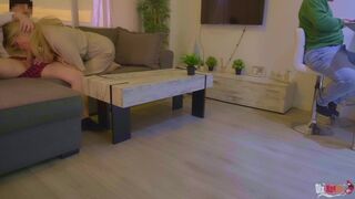 La belle-mère suce la bite de son beau-fils et se fait baiser derrière le dos de son mari