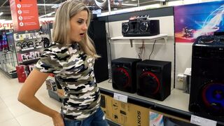 Letty black visse le vibromasseur à commande vocale en public