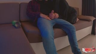 Glissée et baisée, maintenant elle déborde enceinte