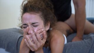 Elle hurle quand elle vient et perd la tête