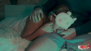 Je réveille ma belle-mère du sommeil et je viens dans sa bouche 