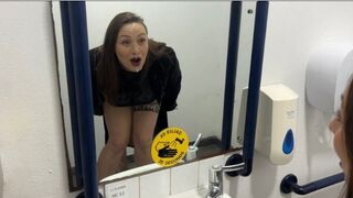 Cheater boss obtient un regard surprise dans les toilettes du pub