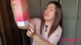 Andrea essaye les nouveaux sextoys de la boîte de jeux, tu dois voir ça!