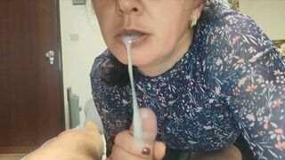 Ne le dis à personne ! Hot maman belle-mère avec un coup de travail aide son beau-fils et entre dans sa bouche