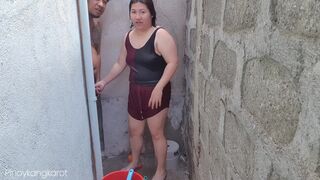Filipina fille dans la salle de bain, baisée hard