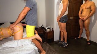 J'ai laissé deux fans plier mon cul - mon mari est venu en dernier et l'a rempli de la dose la plus épaisse