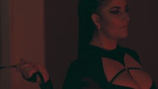 Kathalina777 fortement dominée par une dame latine chaude