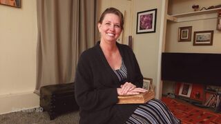 La femme du ministre chaud séduit un adolescent nouvellement marié