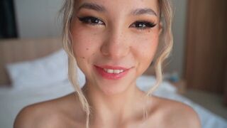 Chaud blonde et chatte serrée sur la baise dure
