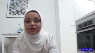 La maman arabe appelle son petit ami pour une baise difficile pendant qu'il est au travail