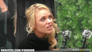 Brazzers - Alexis appelle des inconnus dans la rue